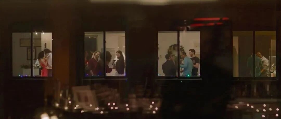 “偷窥邻居夫妻卧室24小时后，我想和老公离婚了……”