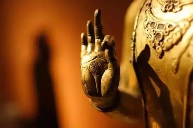 他曾经在三十亿同名同号释迦牟尼佛法中修行,生生世世都是当转轮圣王