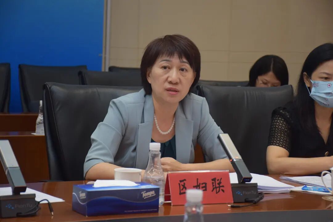 市妇联一级调研员杨华贯彻"新两纲"文件精神,介绍了2021-2030年深圳市