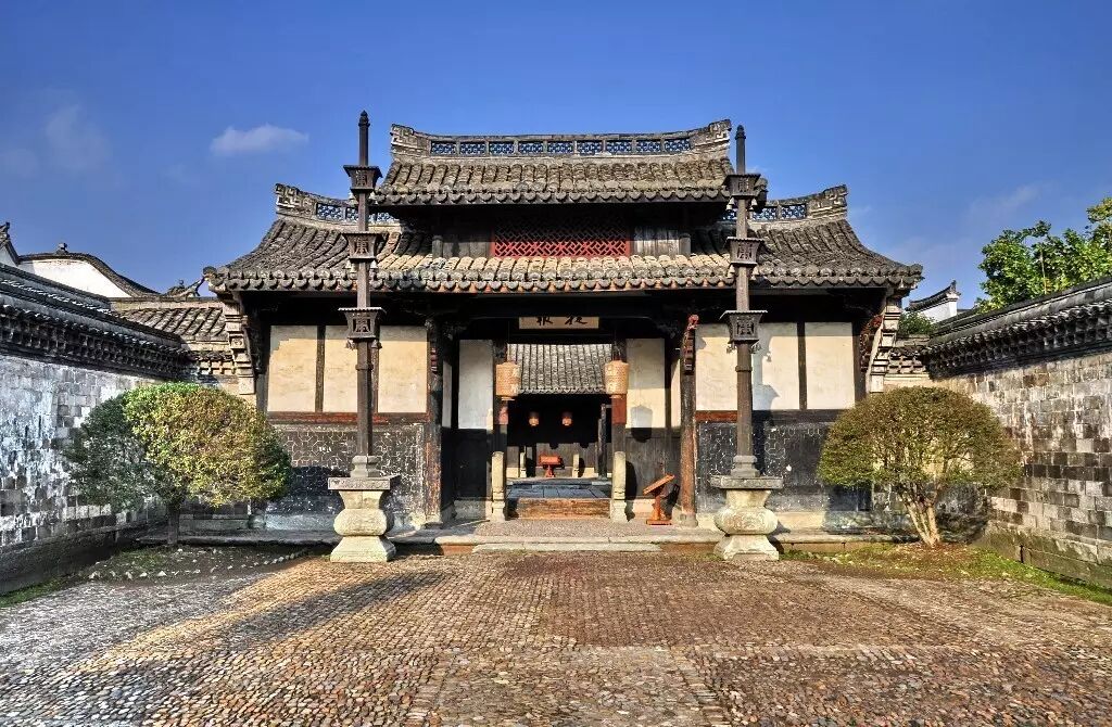 东阳卢宅,全称叫卢宅明清古建筑群,虽然它建造至今500多年了,似乎"藏