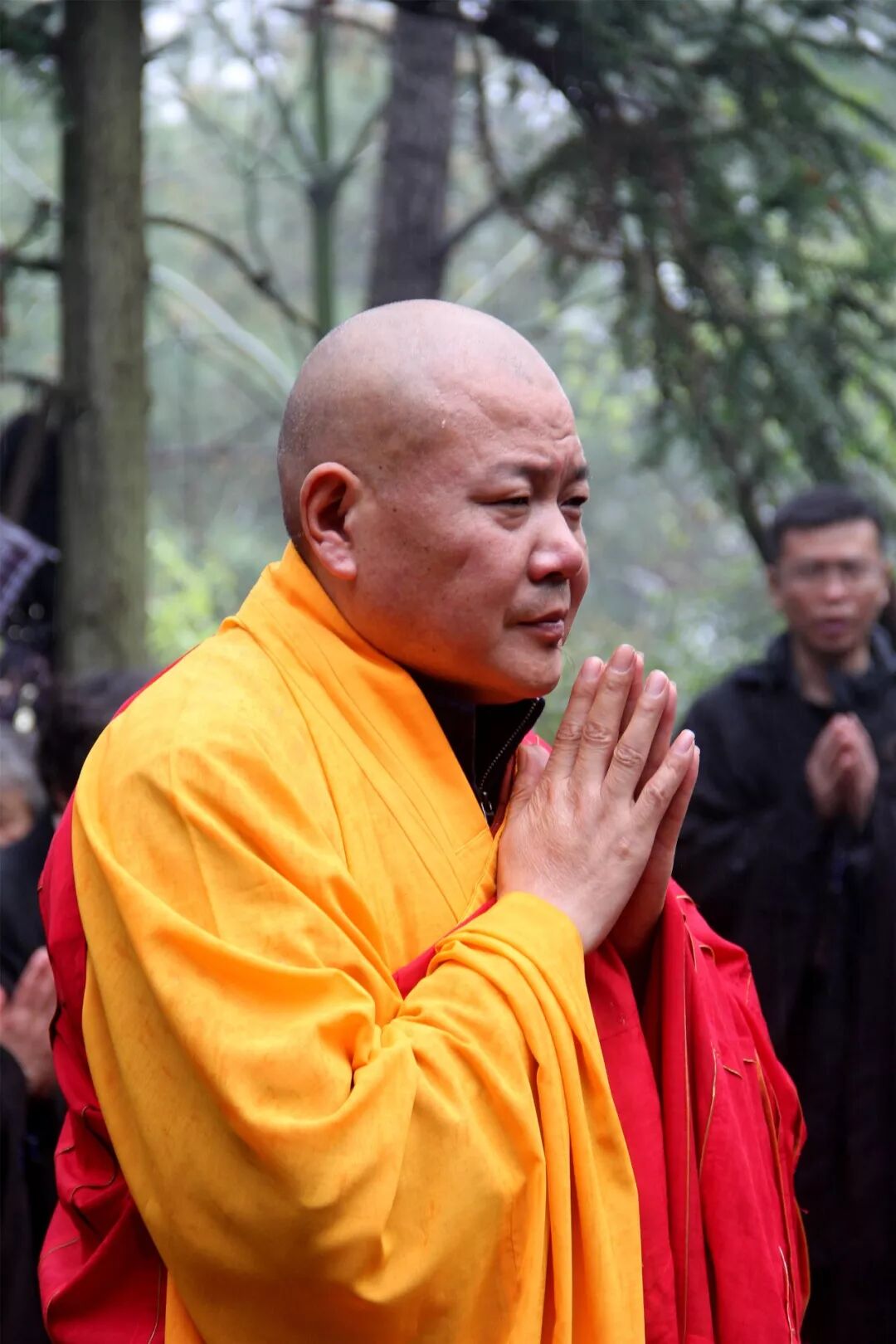 秋爽大和尚礼拜大休上人,寒山寺四众弟子于大休墓前诵经.