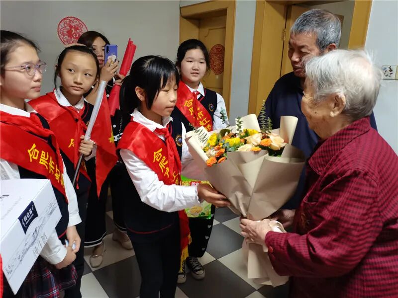 重阳敬老学党史情系老兵感党恩记合肥市虹桥小学六三中队蚂蚁小队爱国