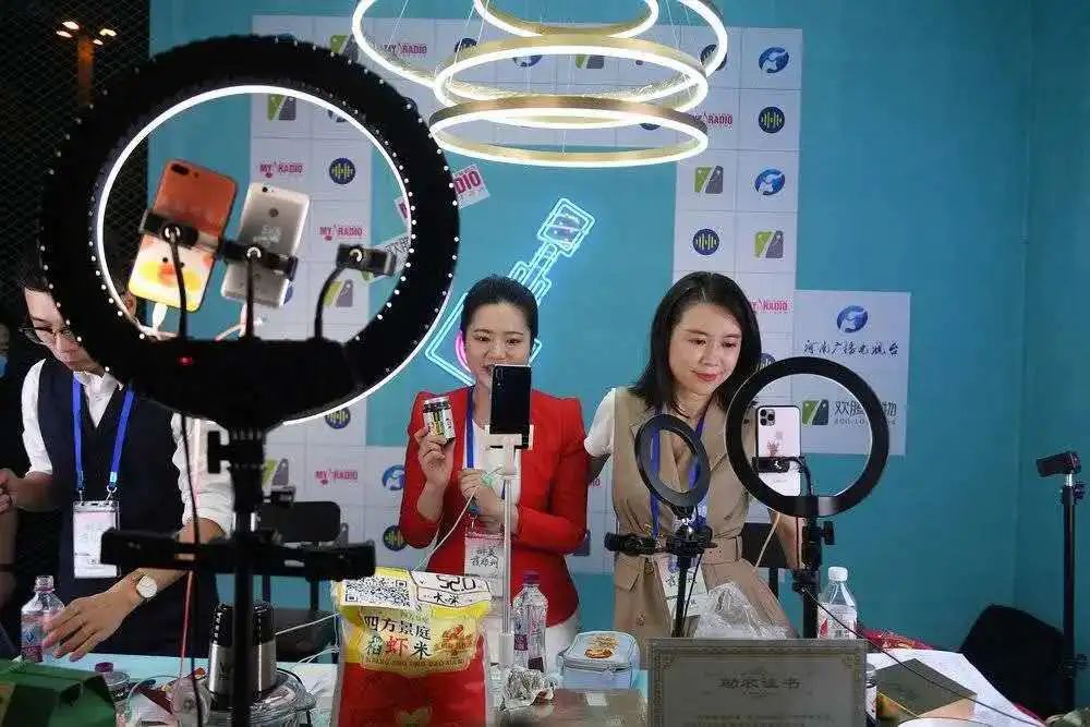 发布时间 2020-08-10 10:08:24 企业直播 电商在2016年出现,2019年