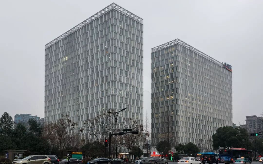 支付宝曾在黄龙时代广场租下整栋大楼作为总部,为这座大楼留下过深夜