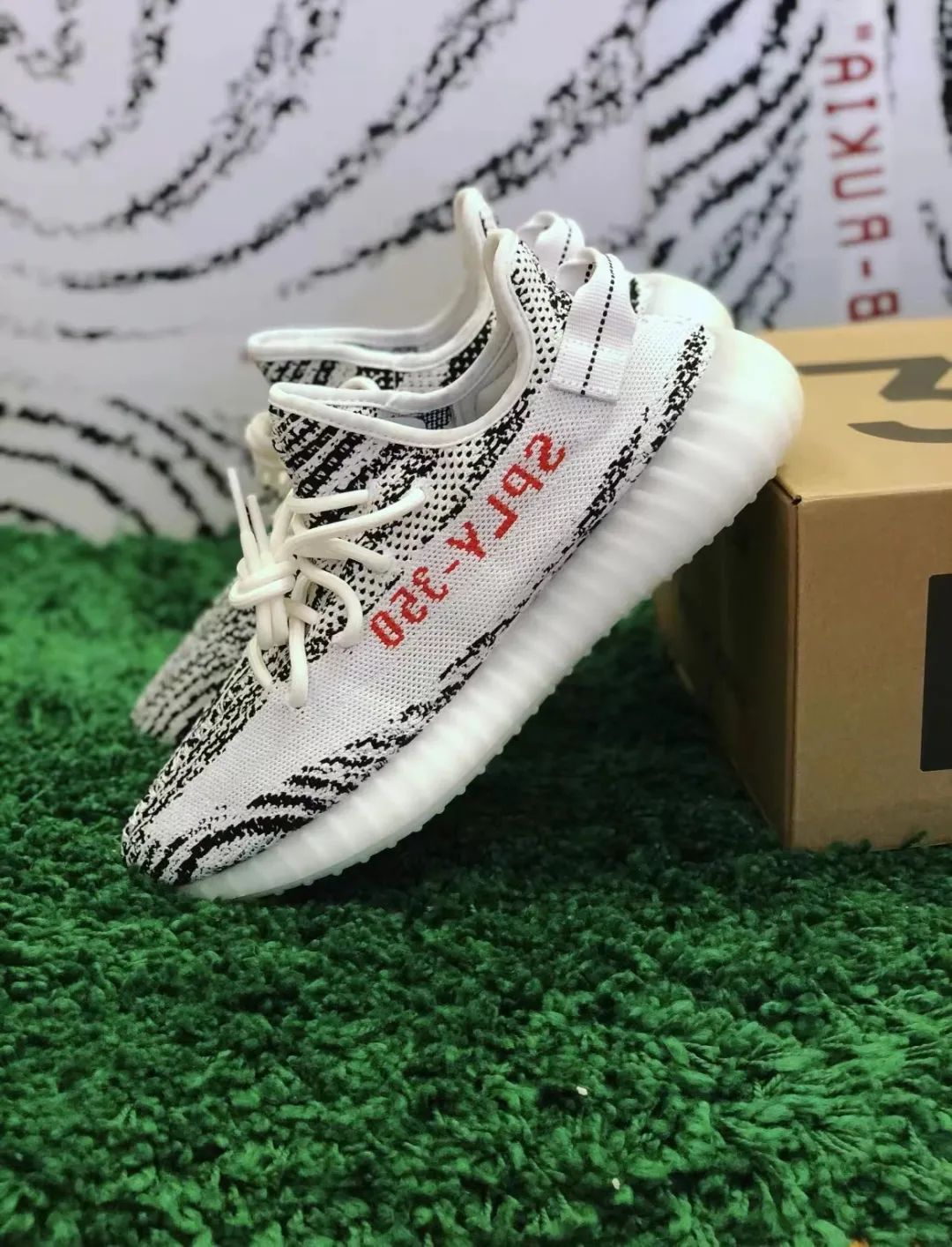 yeezy白斑马第6次补货侃爷大闹卡戴珊后鞋圈也不放过