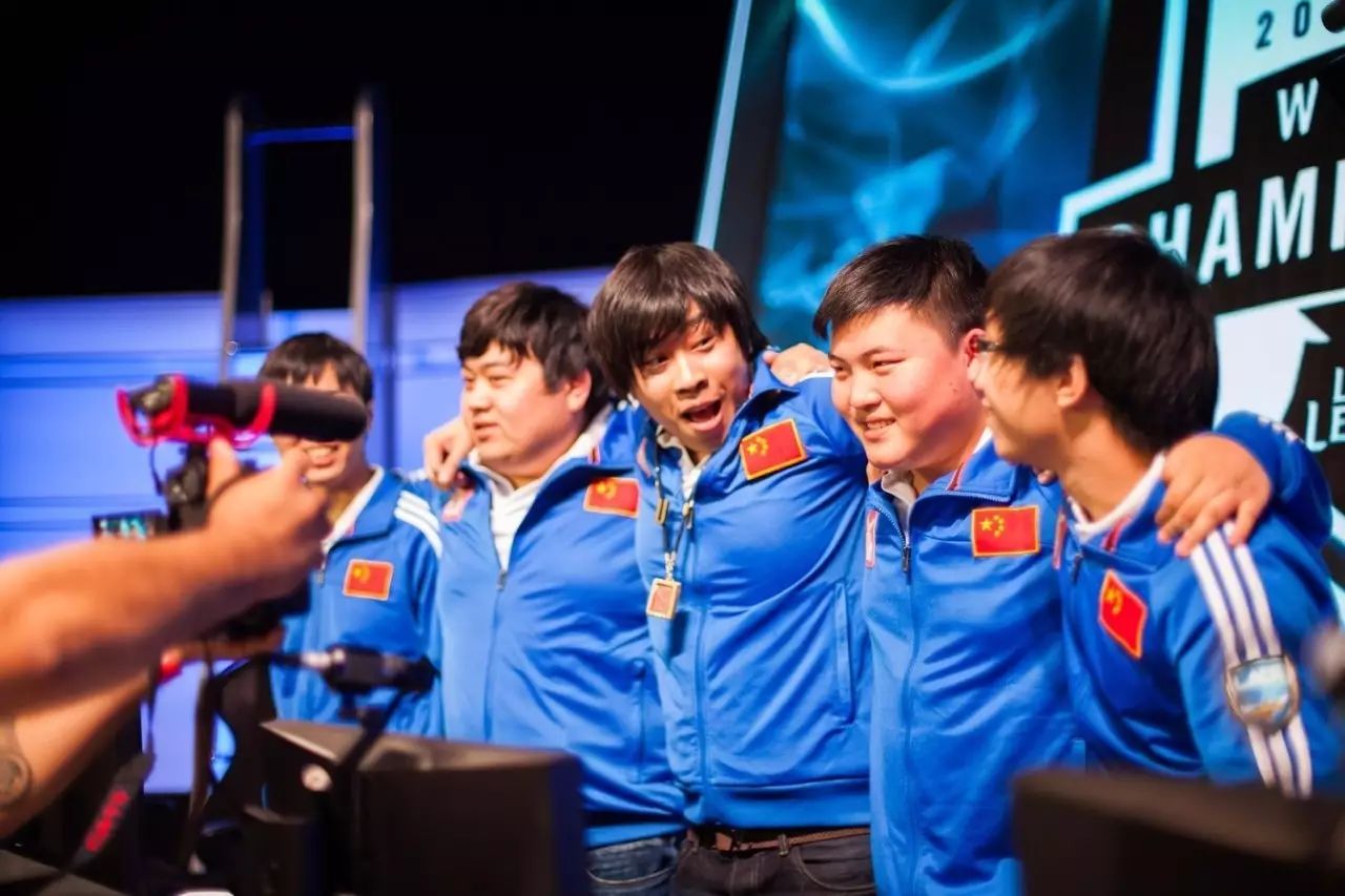 一个是2013年的s3中国区预选赛,没有任何替补人员的皇族战队在中一日