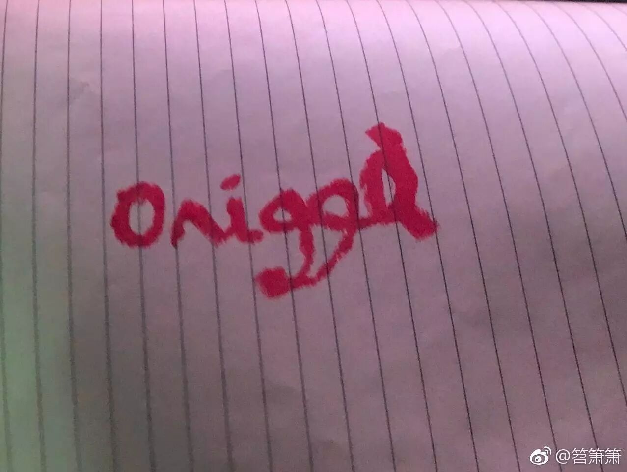 箫箫没找到笔，只好让挪威选手Onigod用口红签名