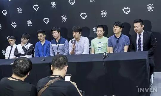 LCK与LPL教练组接受采访（图片来源@inven）