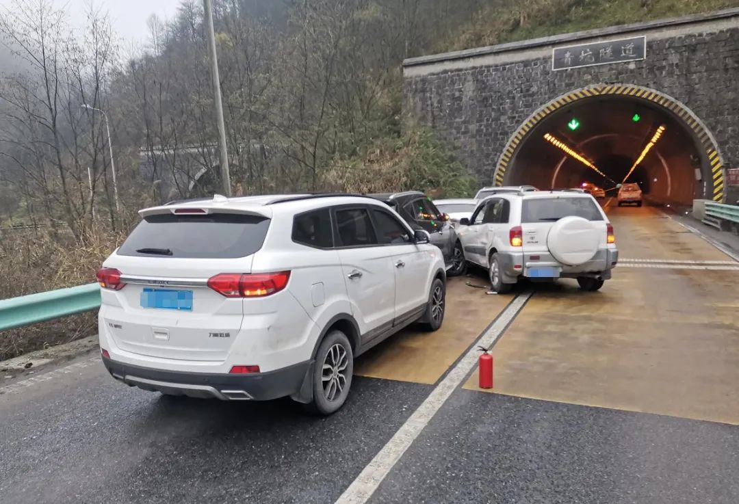 仁望高速6車追尾原因是