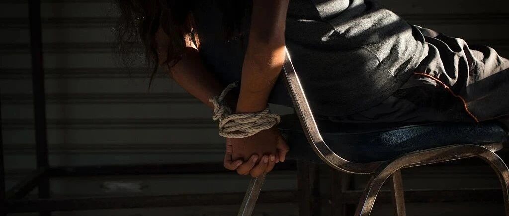 神操作！女儿遭绑架被索要50万，妈妈“砍价”到3万3！更奇葩的是...| 睡前嘿嘿嘿