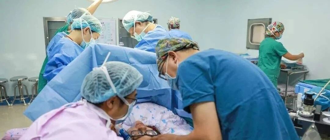 老公主动要求陪产，一年后却要跟老婆离婚：看到你我就觉得恶心丨天亮说早安