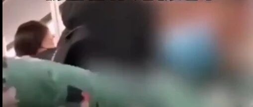 “我警告你，你给我起来！”地铁上男孩指着奶奶大吼，其他乘客看不下去了…丨天亮说早安