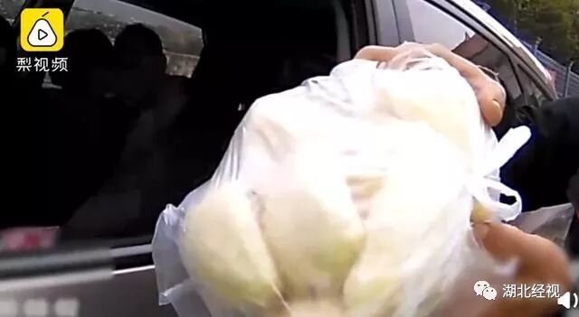 幸亏打包了!司机吃包子被指酒驾 交警当场检测包子