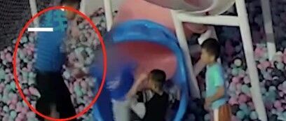 男子因自家娃玩具被抢，掌掴他人小孩！孩子间起冲突家长该不该介入？丨天亮说早安