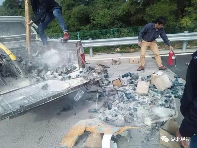 开车不要往外扔烟头—or—你可能会点着自己