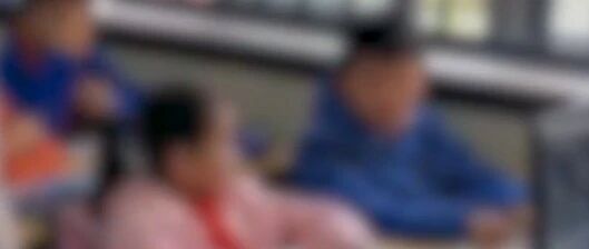 因自己孩子被打，家长课堂怒逼小学生道歉！网友：以后谁敢和你家孩子玩丨天亮说早安