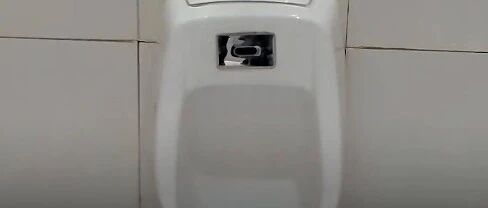 侵犯女性隐私？一商场女厕设男童便池，网友的态度竟是…丨天亮说早安