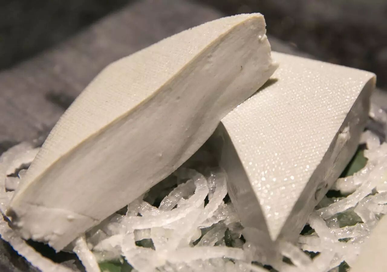 汁,再用最原始的石磨方式纯手工制作,这一份海南黑豆腐的美味弥足珍贵