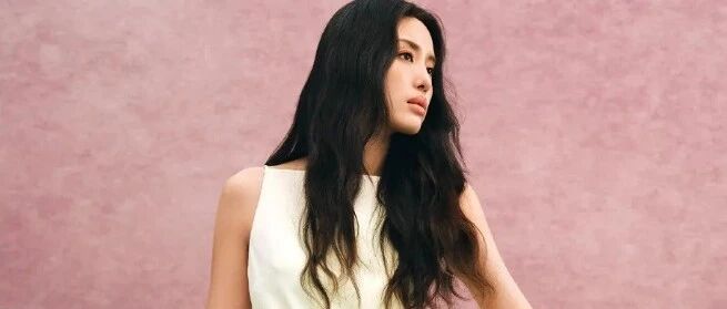 罗秋韵美到认不出,穿黄色连衣裙惊艳街头,自信漫步超有范