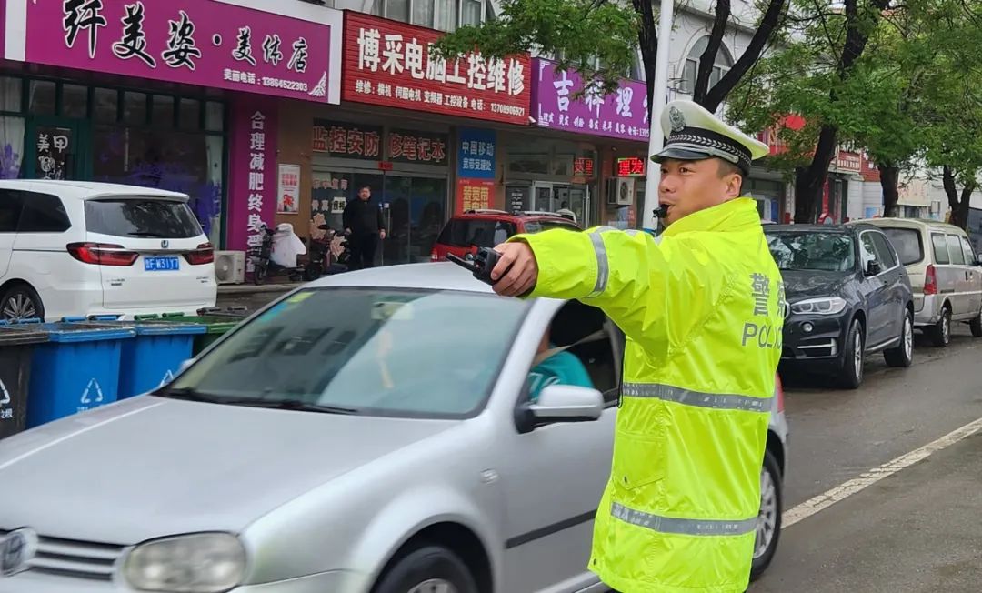 龙口交警雨中执勤演绎别样风景