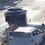 两车追尾司机路边商议，对向来车撞护栏腾空，车头从二人头顶砸下