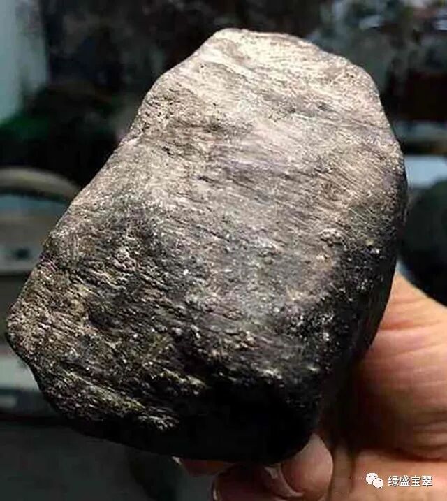 ​莫湾基场口的翡翠原石有哪些特点？