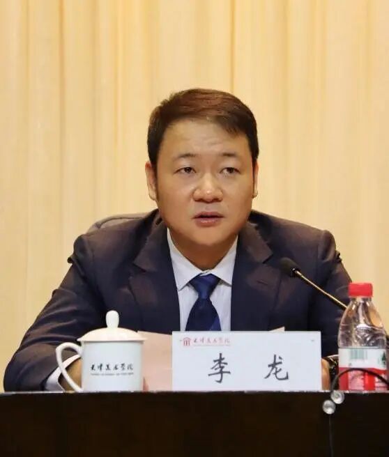 李龙书记代表团市委向我校各级团组织,广大团干部和团员青年提出了