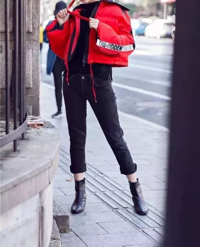 萝卜裤 / 哈伦裤 搭配短款羽绒服容易显胯大,这对于 胯部窄平的姑娘来