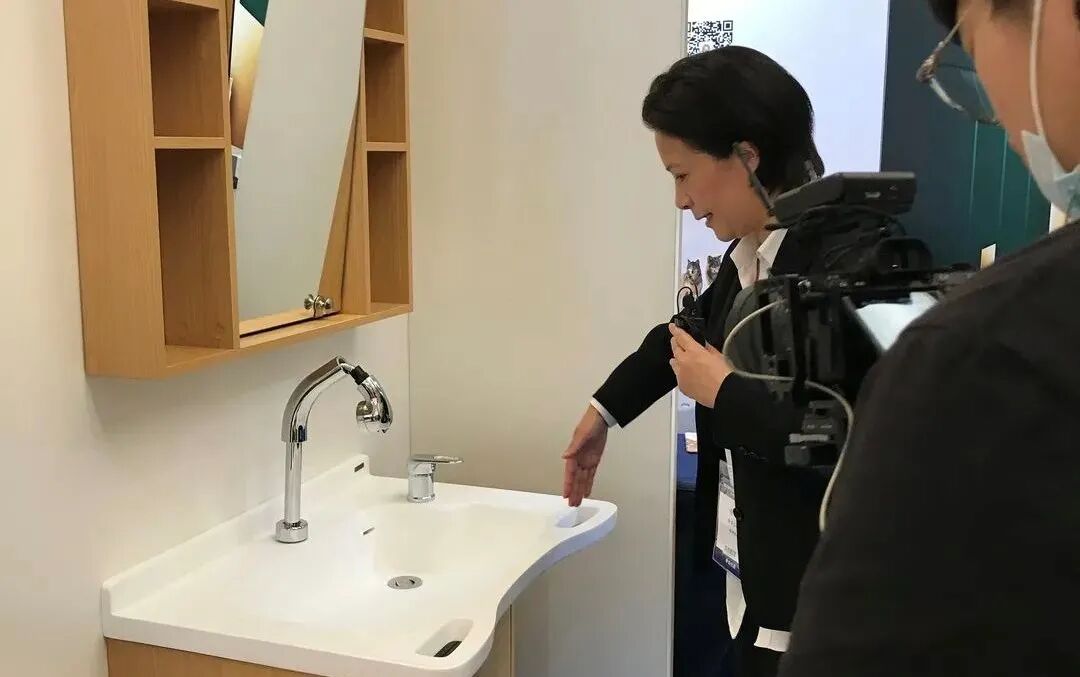 陆家嘴峰会展出的老年用品