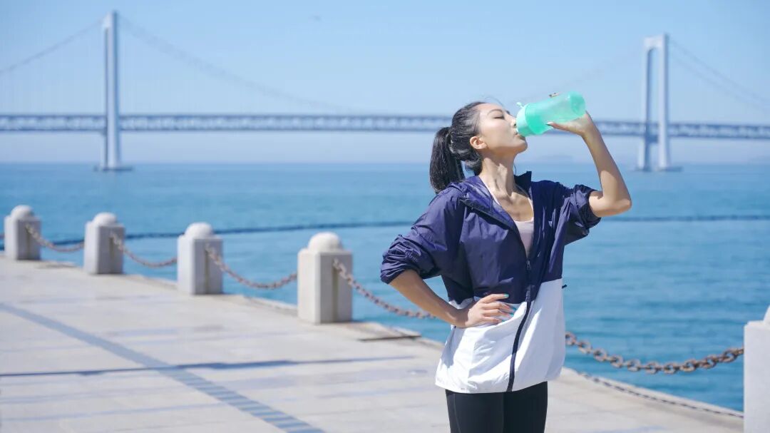 千库网_美女晨练运动休息喝水_摄影图编号229828.jpg
