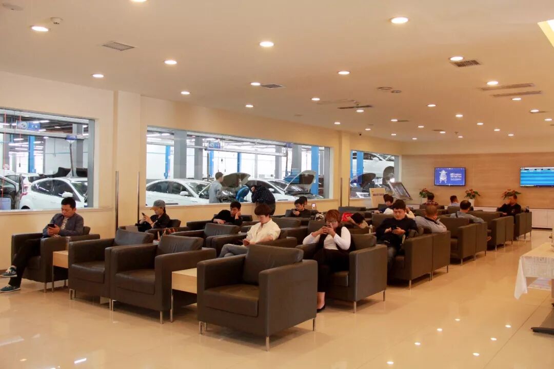 设施最全的福特4s店,店内设有整车展示区,精品装潢区,客户休息区,贵宾