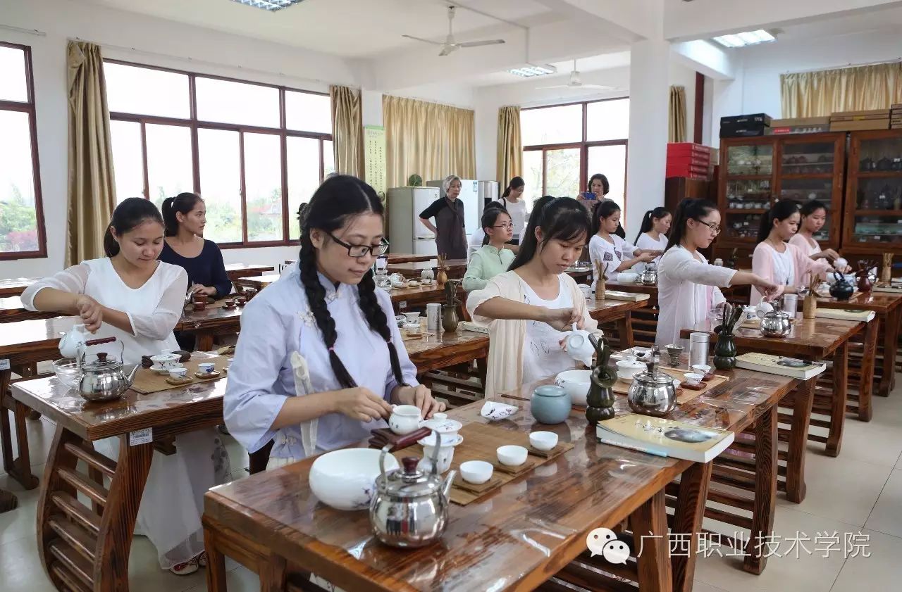 嘉宾到课堂观看学生茶艺课,古筝悠长,茶香萦绕,闲情优雅,此情此景