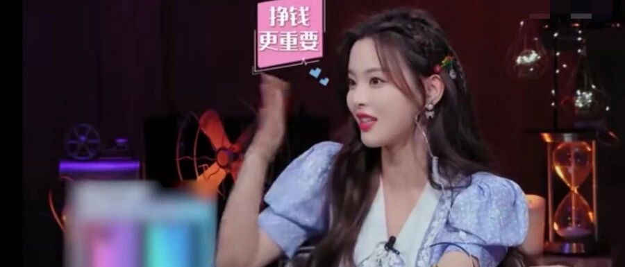 杨超越上热搜，不想谈恋爱只想赚钱：年轻时，脱贫比脱单更重要