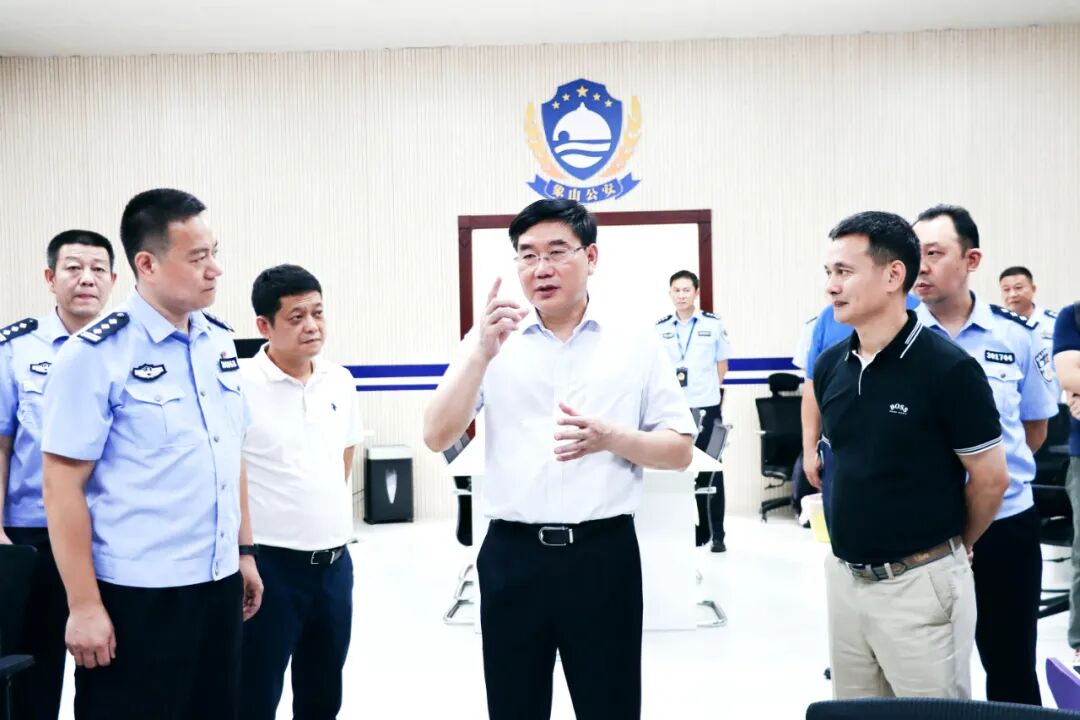 副市长,市公安局局长罗贤瑞(右一)参观桂林市公安局生态环境保护分局