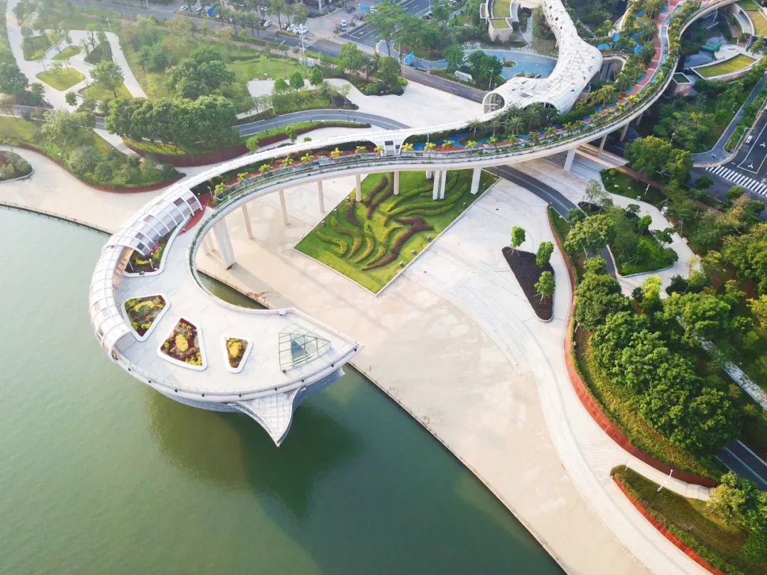 顺德金凤凰广场主要分为凤首,凤身,凤尾三个主体部分,各区之间通过一