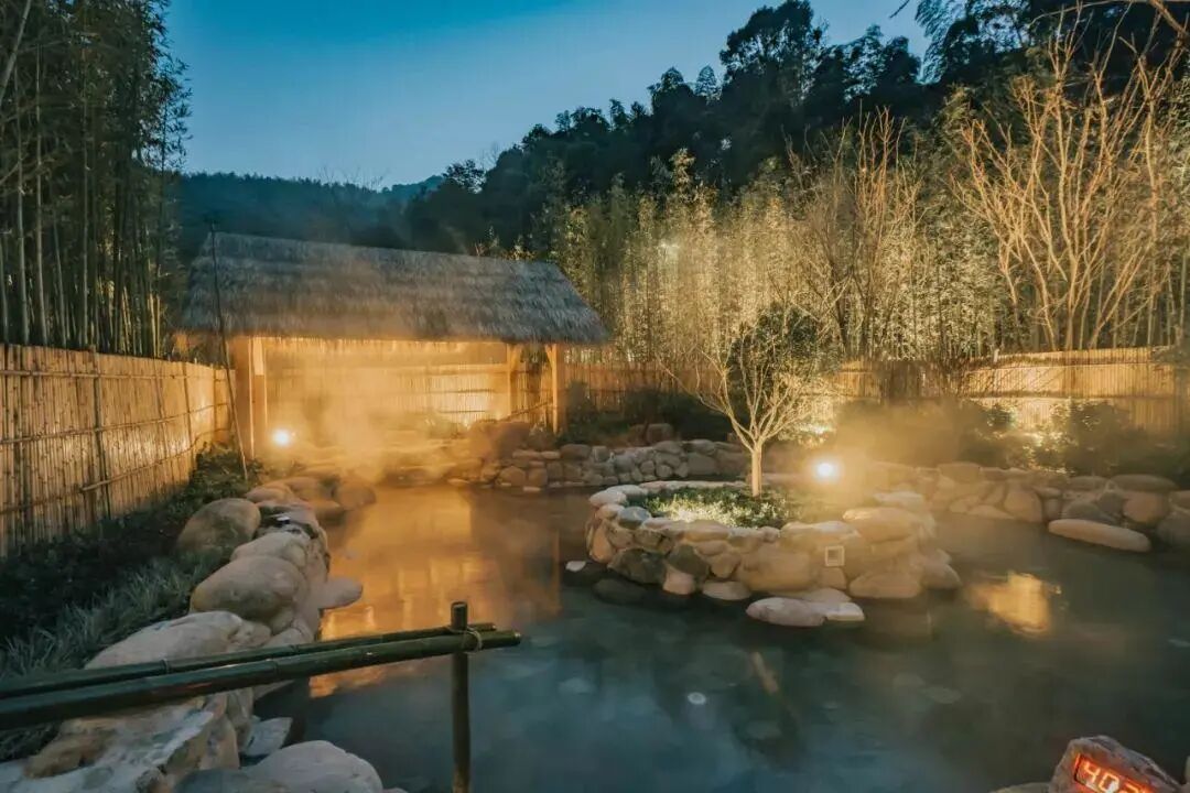 是天然温泉,宁海安岚的极乐汤温泉泡池直接接入的南溪温泉天然温泉水