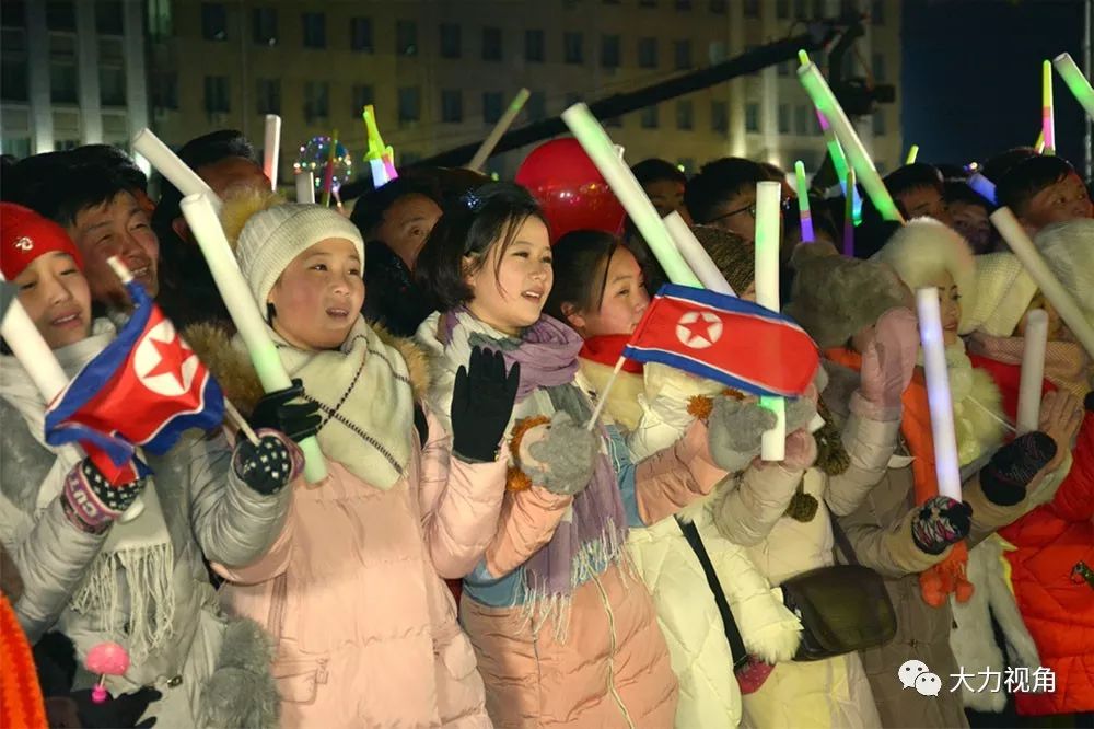 朝鮮跨年迎新聯歡會10萬人規模燈光璀璨舞臺華麗耀眼多圖