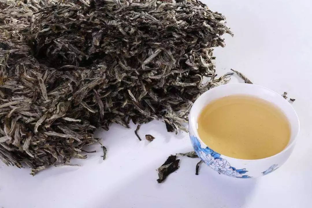 好白茶喝起来是什么味道？