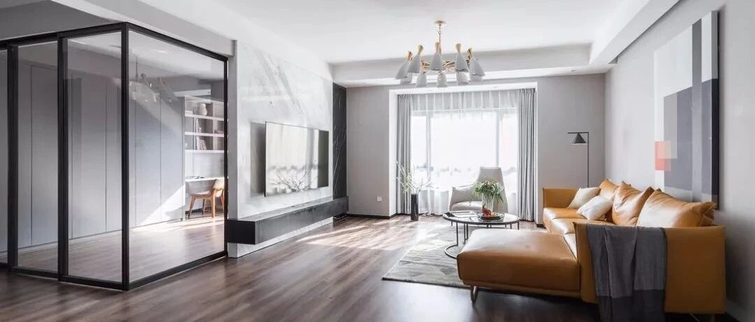 高级现代风，运用了简单的黑白灰色调，再融合了各种黄色在其中，达到控制节奏变化的目的