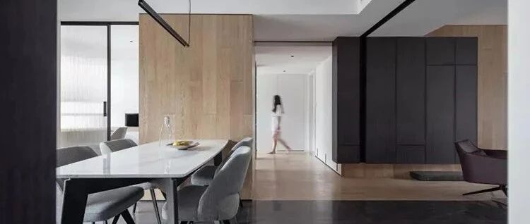 140㎡黑白灰木简约三室，合理利用承重墙