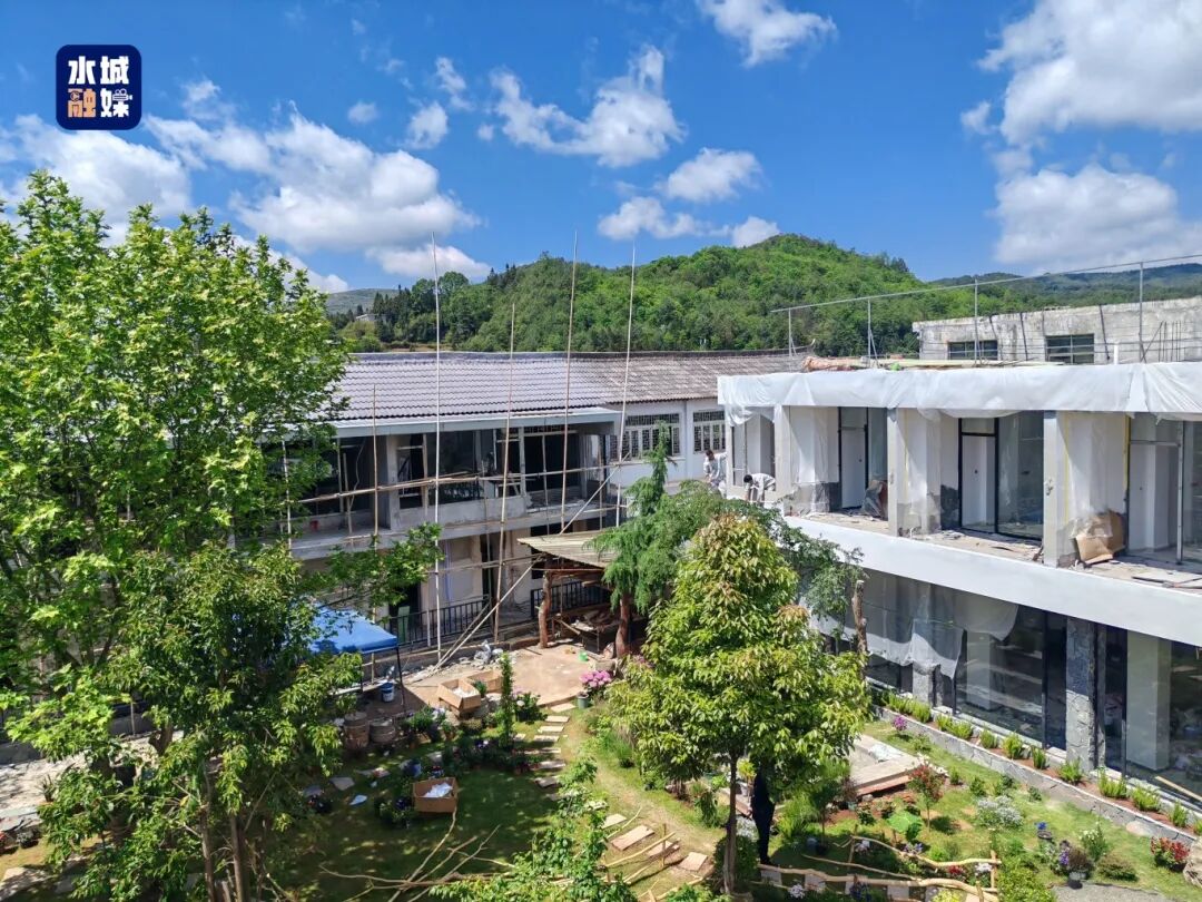 工人正在布置绿植、铺设步道，花园式休闲空间已初具雏形。周瑞平摄.jpg