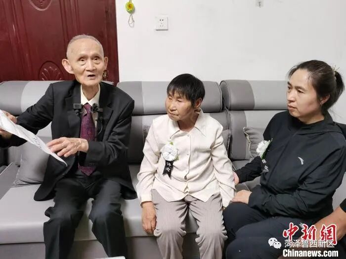 台湾老兵回山东省亲：88岁台湾老兵送战友“落叶归根”