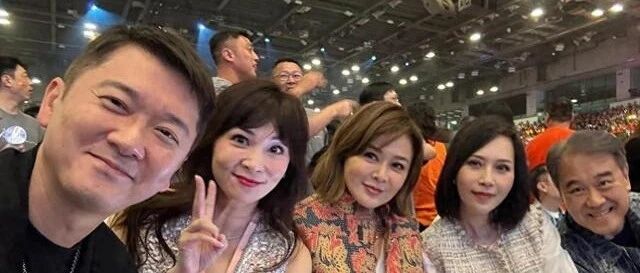 李嘉欣独自看刘德华演唱会,与关之琳同场,俩美人先后进场没碰面