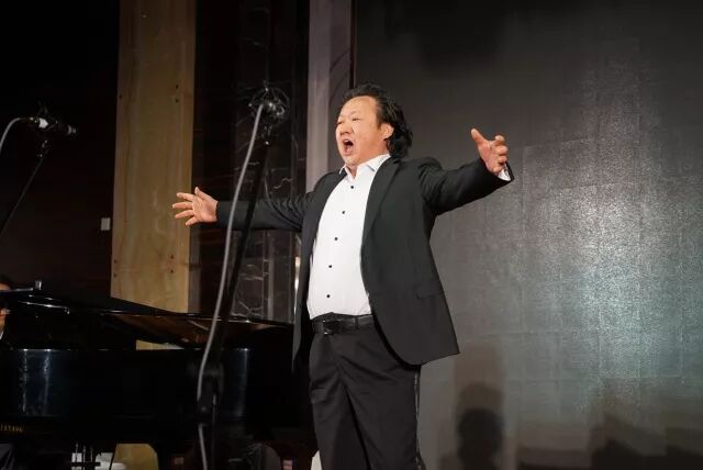 随后,国家一级男高音李建林教授高歌选自著名普契尼音乐剧《图兰朵》