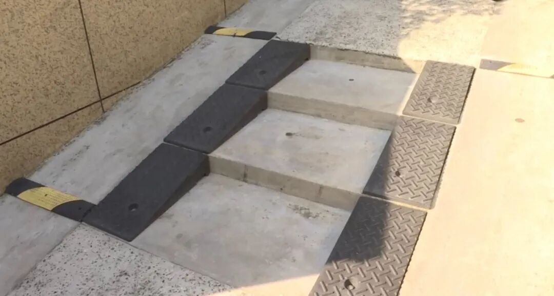 放在楼道门厅内,对此,在奉贤望园豪庭小区内物业对下楼坡道进行了调整