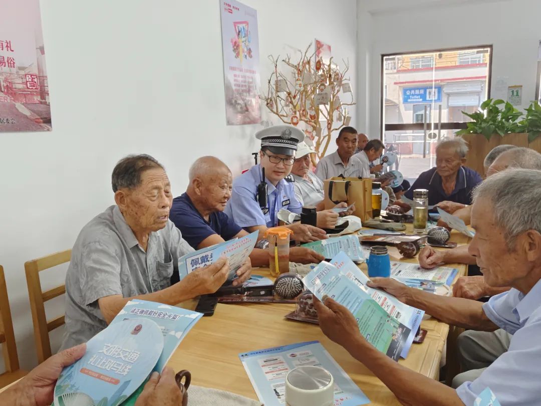 守护老年人出行安全，奉贤交警这样做→