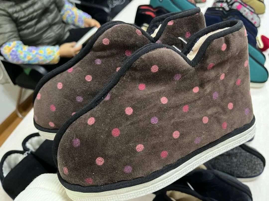 还是老式的做法,先是做鞋样,拿一张随便什么纸用笔在上面画出鞋底和