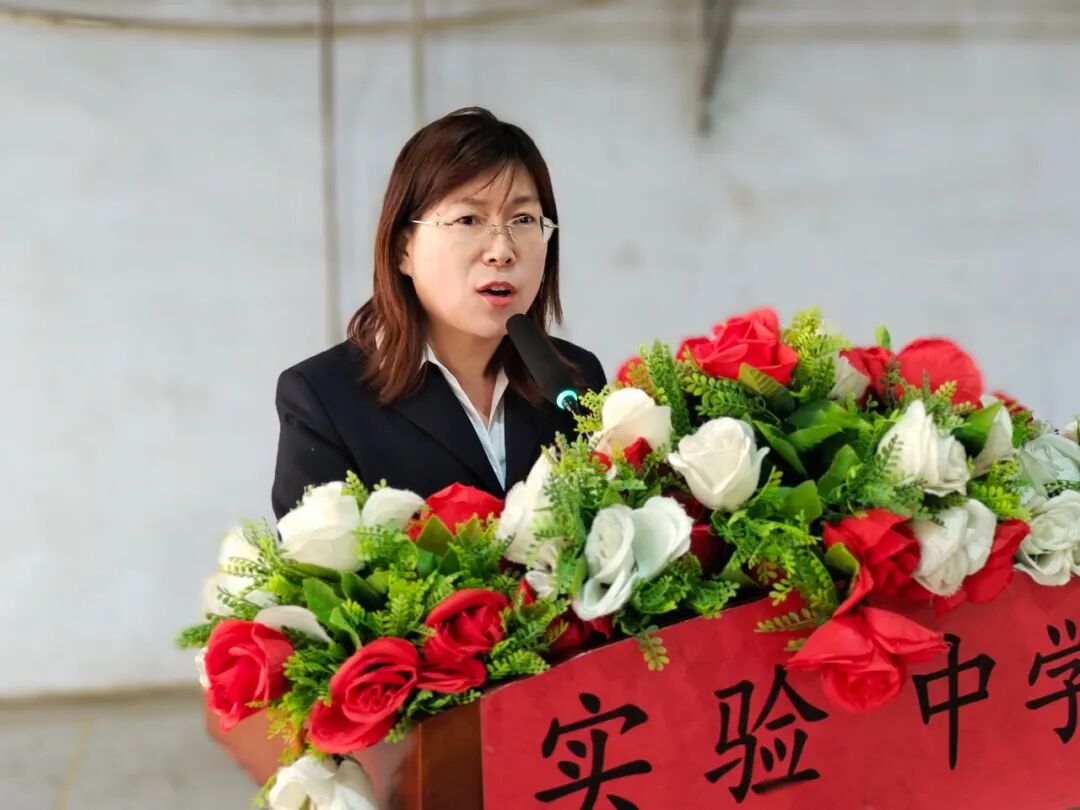 获奖教师代表吴丽荣发言.