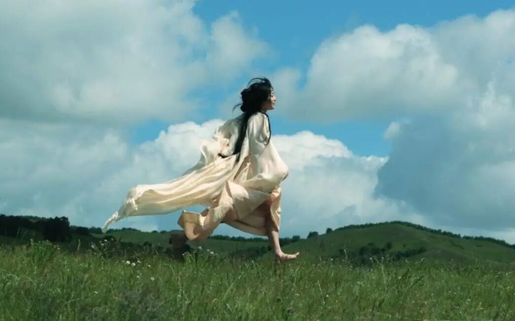 自在如风的感觉走在街头随意洒脱的气质秒吸路人眼球一动一静都是灵气