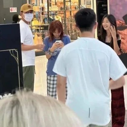 贾乃亮带女儿逛商场,12岁甜馨染红发很有明星范,身高猛涨到爸爸下巴比例超好